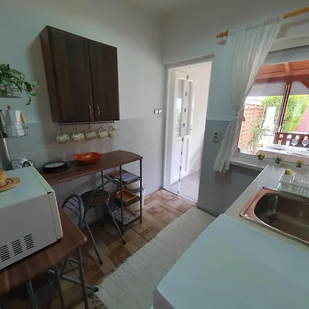 Leander Nyaralo Holiday home *