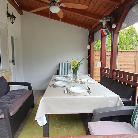 Leander Nyaralo Holiday home *