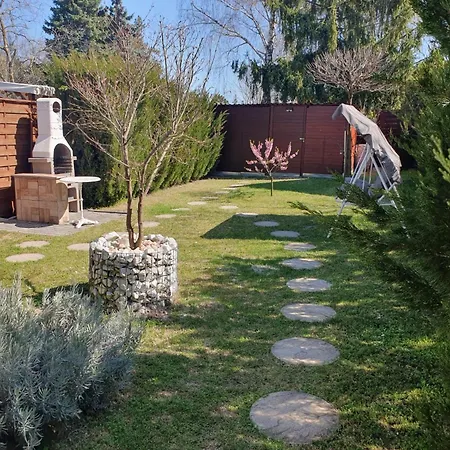 Leander Nyaralo Holiday home