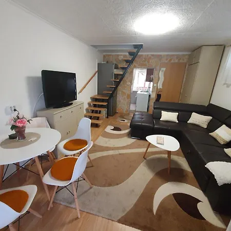 Leander Nyaralo Holiday home